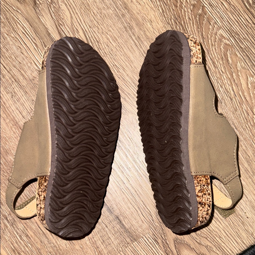 Hurley brand Tan Kids Sandals with Velcro Straps - Picture 3 of 5